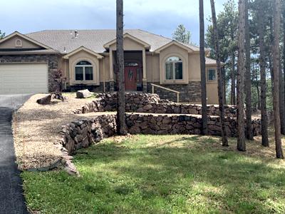 Boulder retaining wall in the front of a home in Monument Colorado
